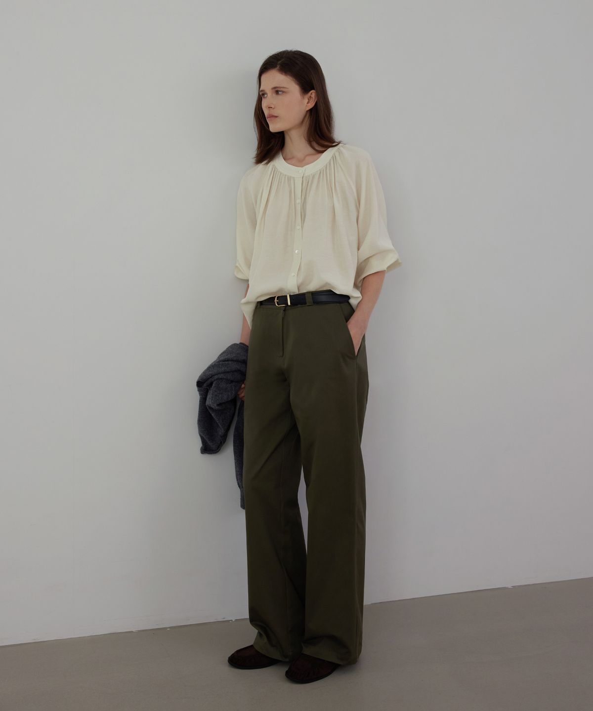 퀸스래빗(Q'SRB) Fine Contour Button-Front Blouse