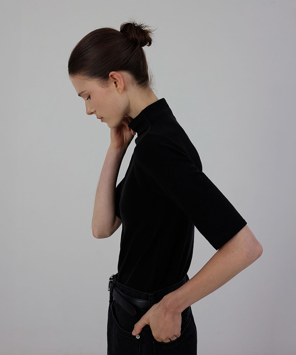퀸스래빗(Q'SRB) Fluid Wool Mock-Neck Half-Sleeve Tee