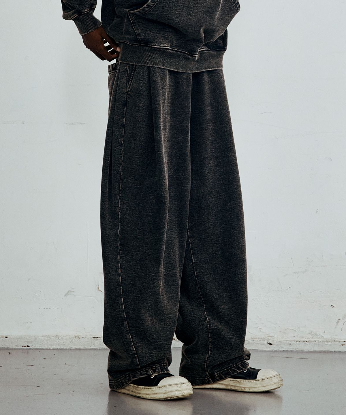 브라운브레스(BROWNBREATH) TAG TWO TUCK WIDE DENIM SWEAT PANTS