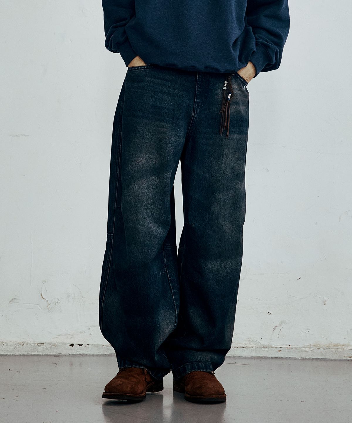 브라운브레스(BROWNBREATH) STAR EMBROIDERY TUCKED DENIM PANTS