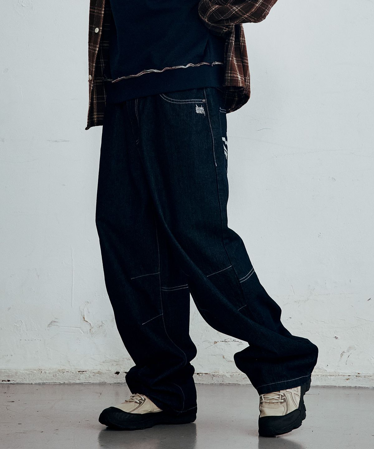 브라운브레스(BROWNBREATH) BACK LOGO CURVED DENIM PANTS
