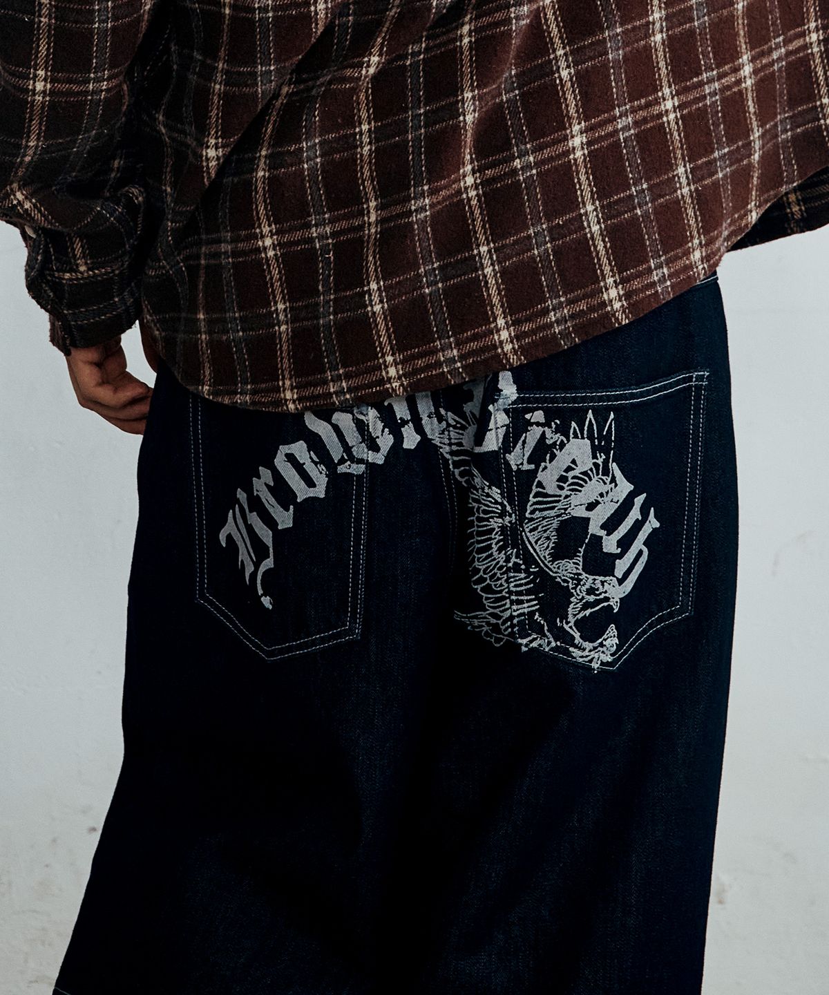 브라운브레스(BROWNBREATH) BACK LOGO CURVED DENIM PANTS
