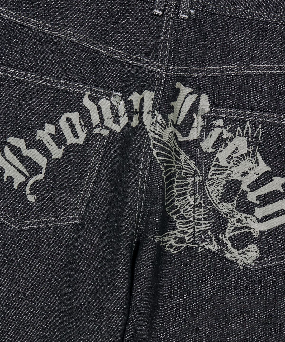 브라운브레스(BROWNBREATH) BACK LOGO CURVED DENIM PANTS