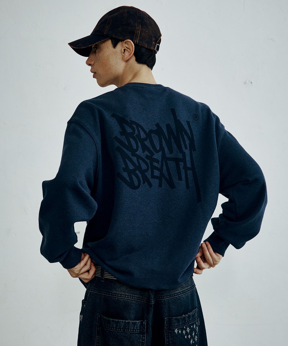브라운브레스(BROWNBREATH) TAG CREWNECK