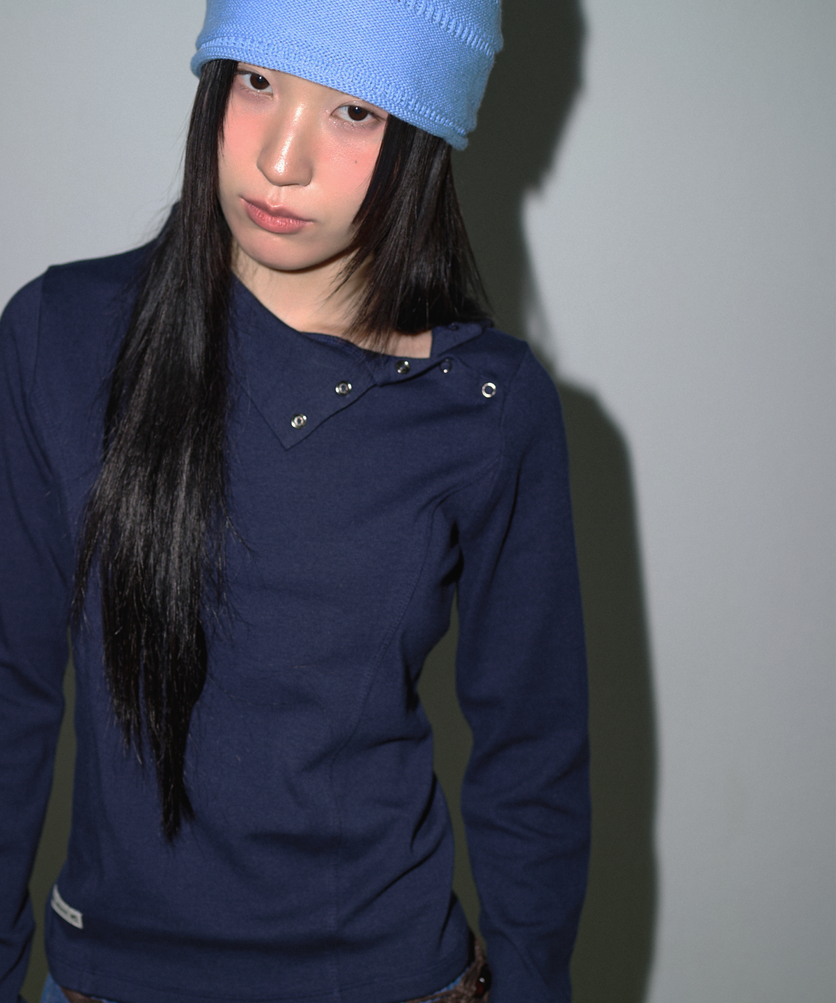 소흘(SOHUL) Side High Neck T (네이비)