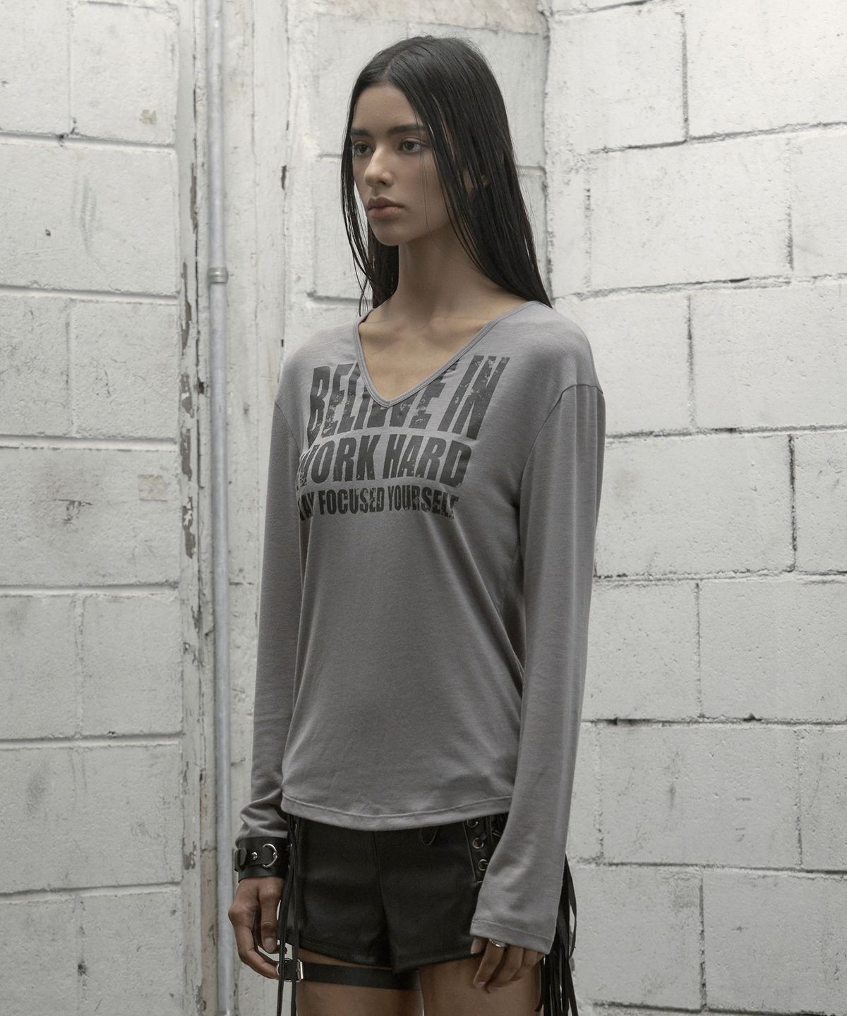 락케이크(ROCKCAKE) Believe V Neck Top - Charcoal Gray