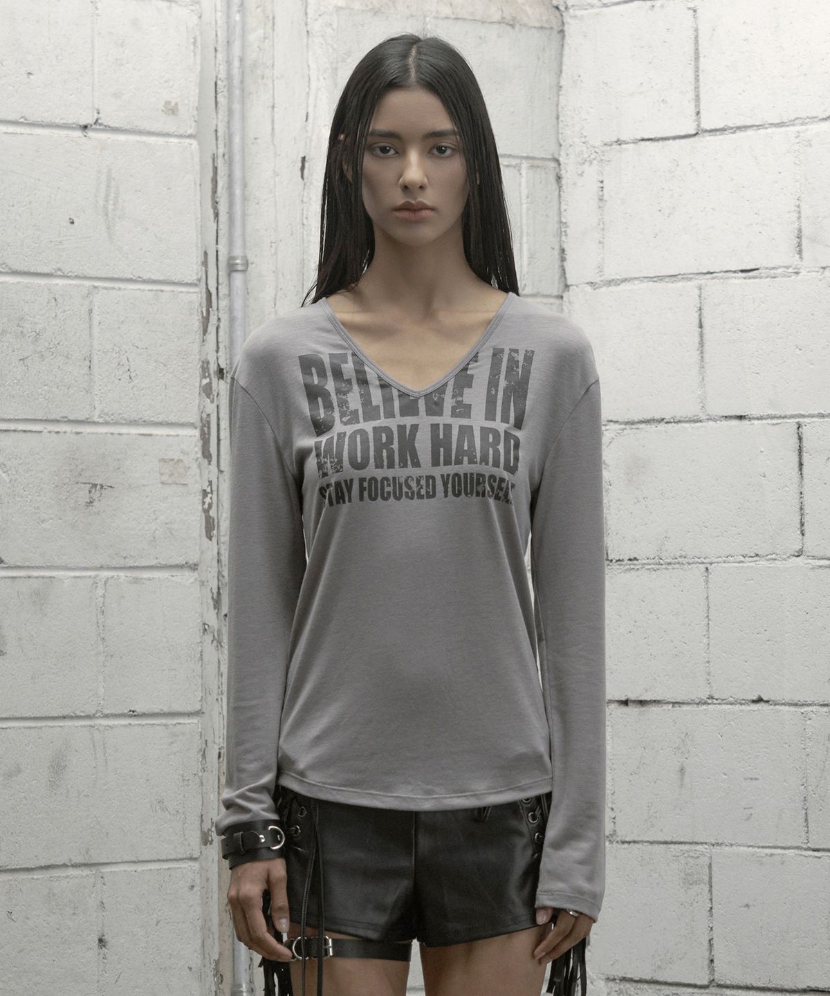 락케이크(ROCKCAKE) Believe V Neck Top - Charcoal Gray