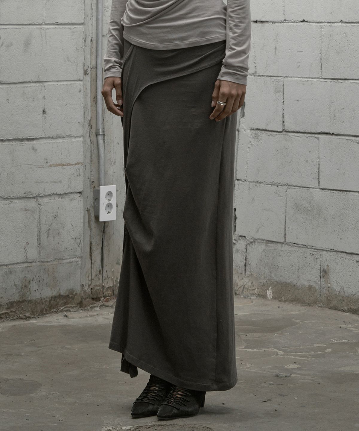 락케이크(ROCKCAKE) Draped Maxi Skirt - Charcoal
