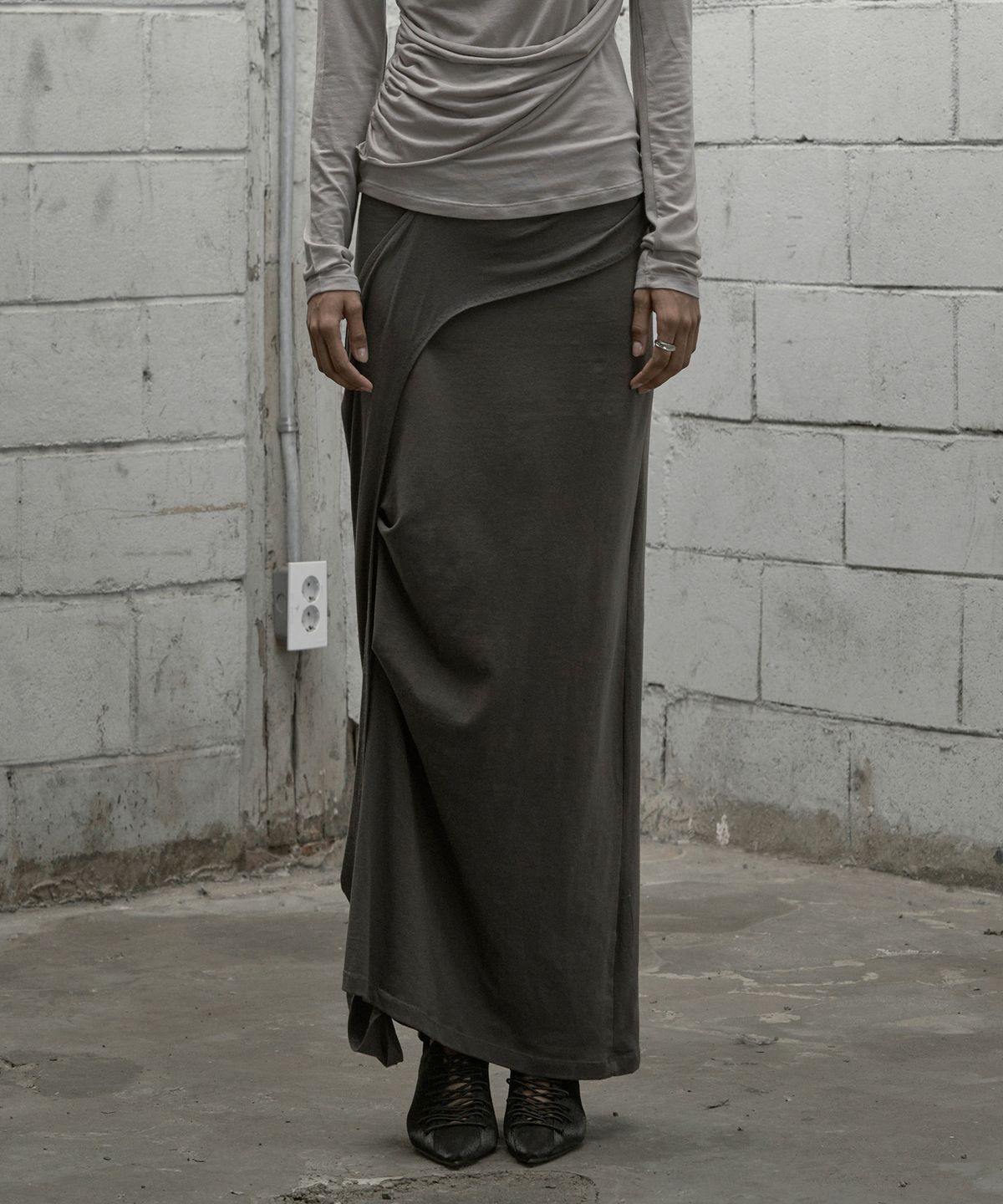 락케이크(ROCKCAKE) Draped Maxi Skirt - Charcoal
