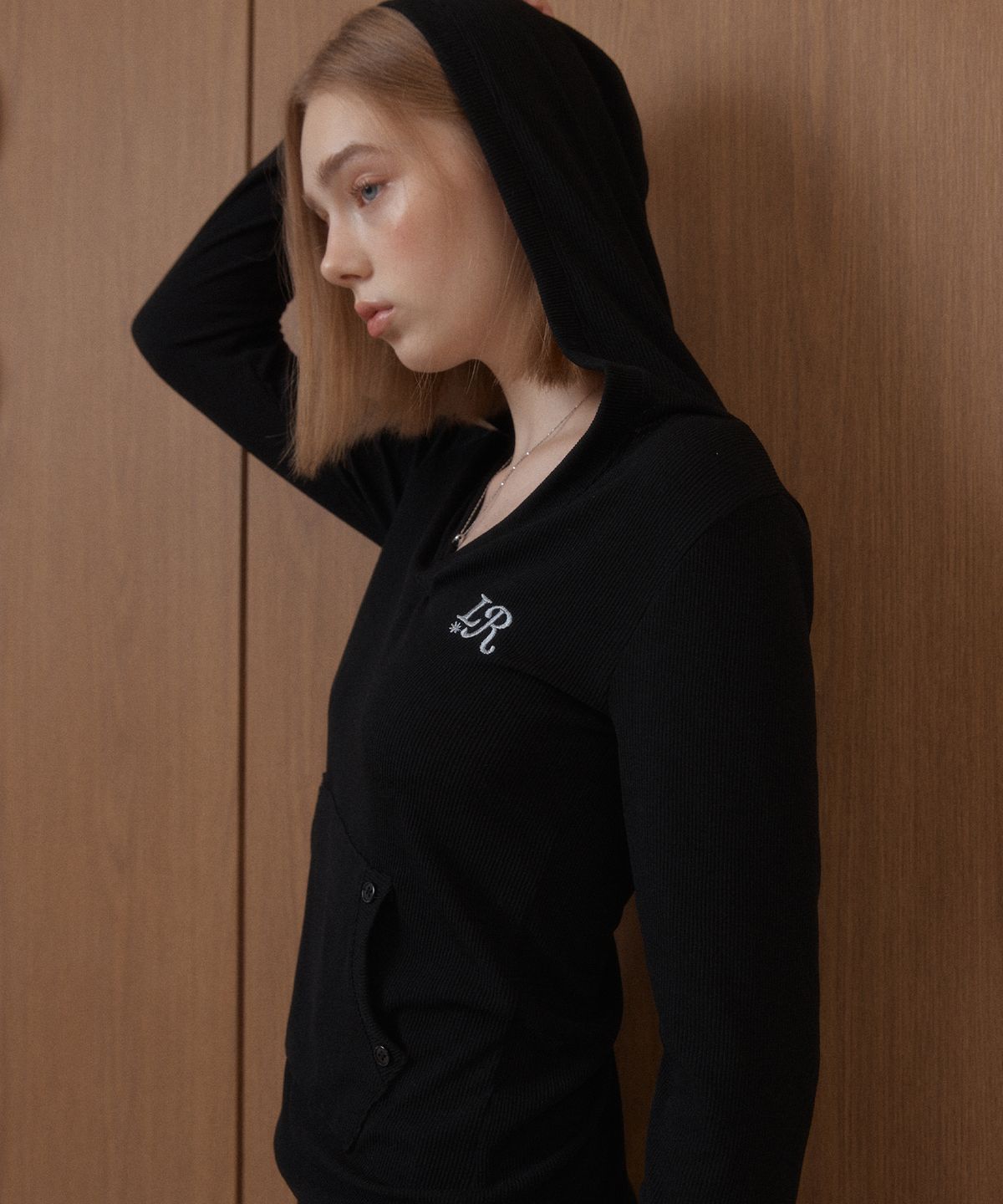 레터리(LETERIE) LR V-NECK HOODIE_BLACK