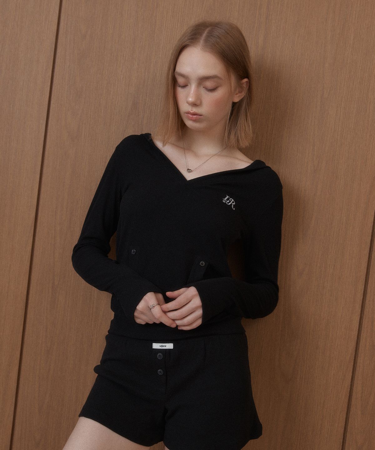 레터리(LETERIE) LR V-NECK HOODIE_BLACK