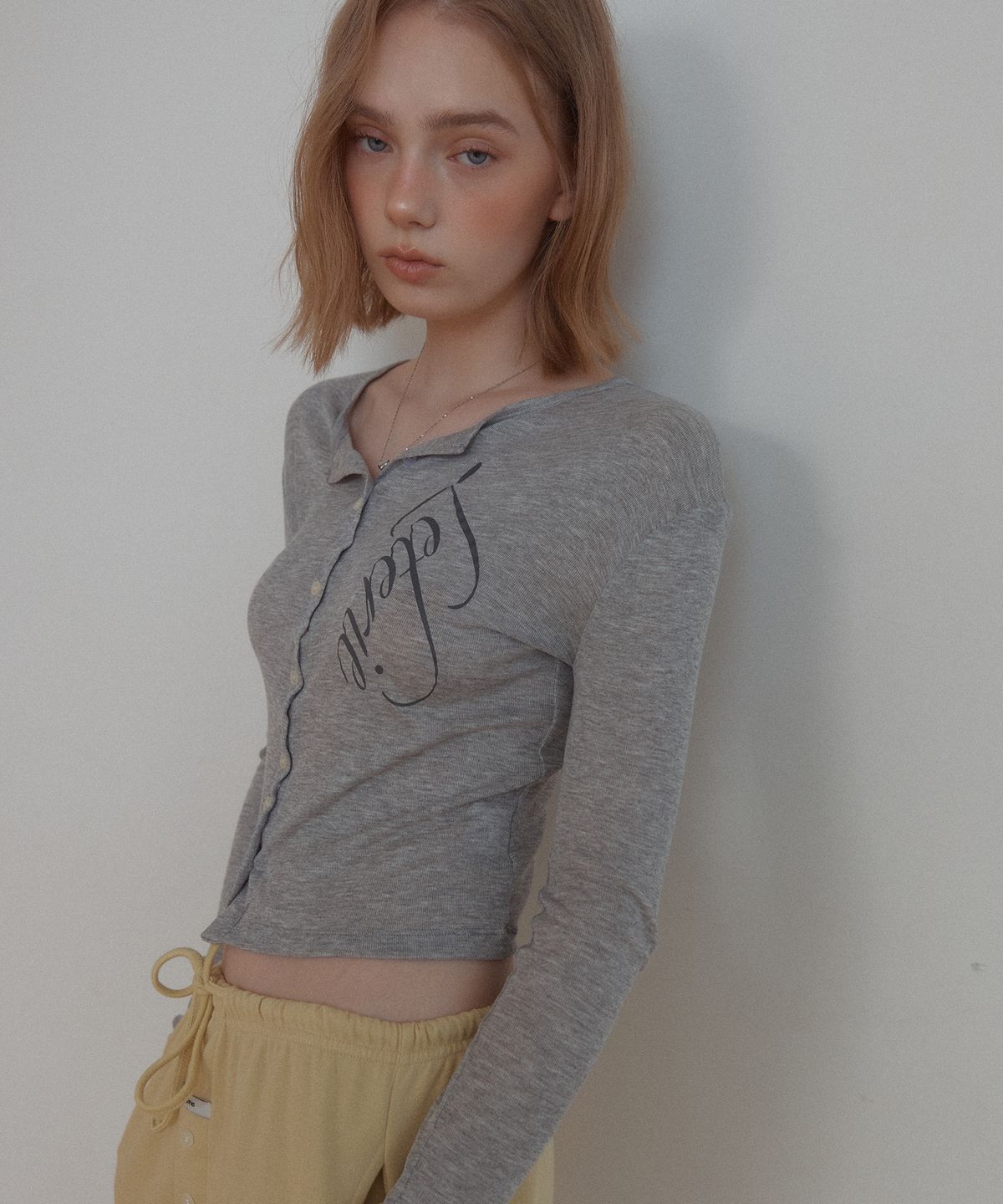 레터리(LETERIE) LETTERING BUTTON CARDIGAN_GREY