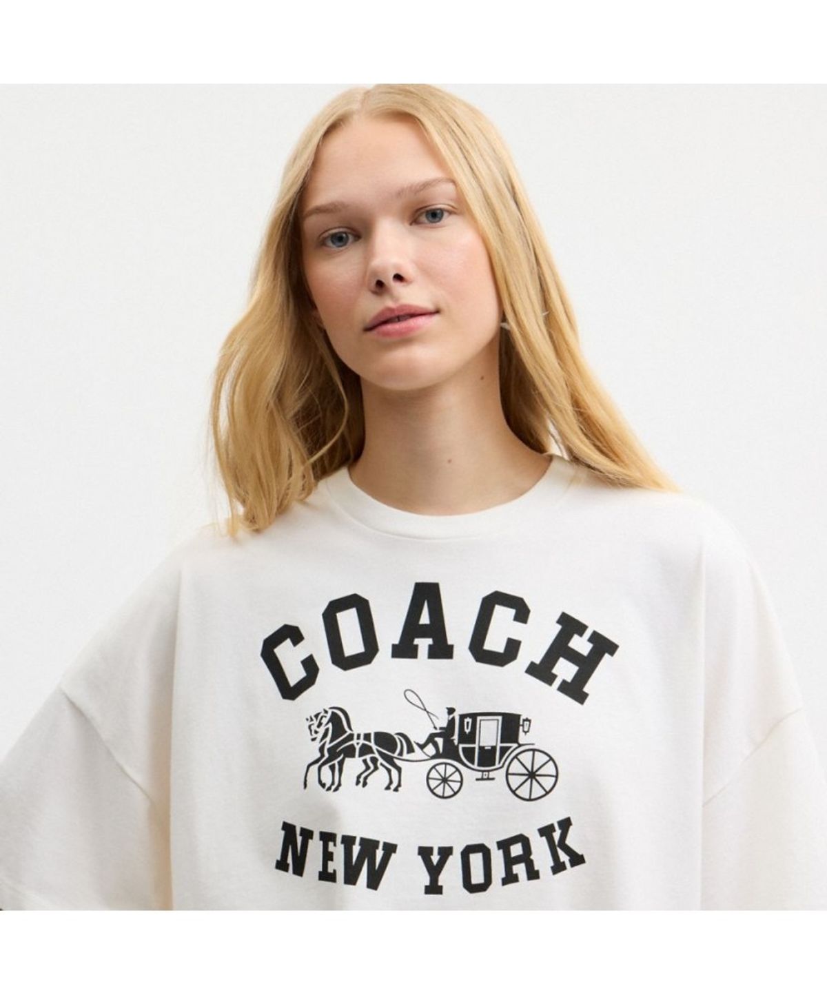 코치(COACH) 숏 슬리브 와이드 크롭드 크루넥 티셔츠 인 오가닉 코튼 CEP43 VT5