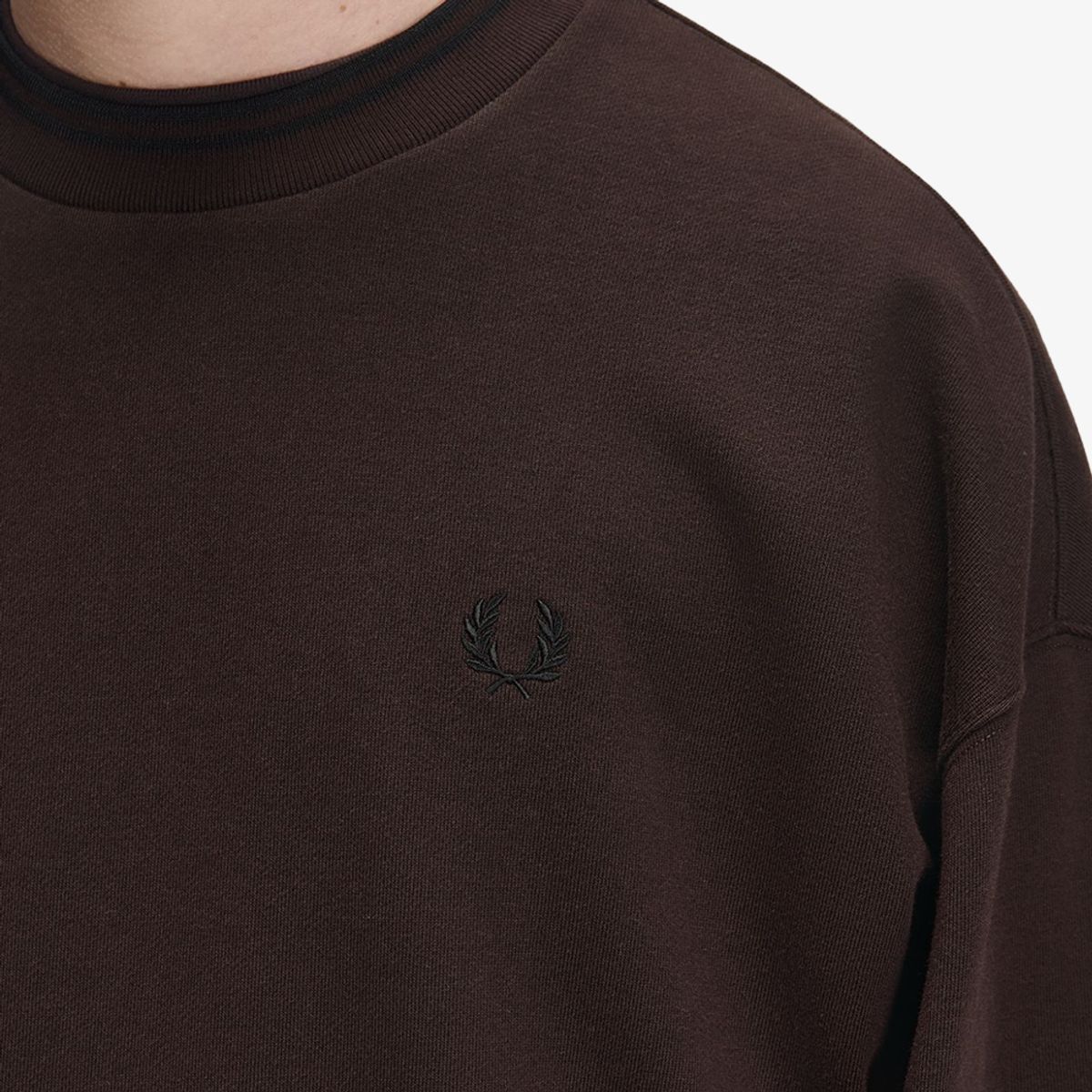 프레드페리(FRED PERRY) [Sport] 오버사이즈드 팁드 스웻셔츠 - 리치브라운 AFPM2G33497-33C