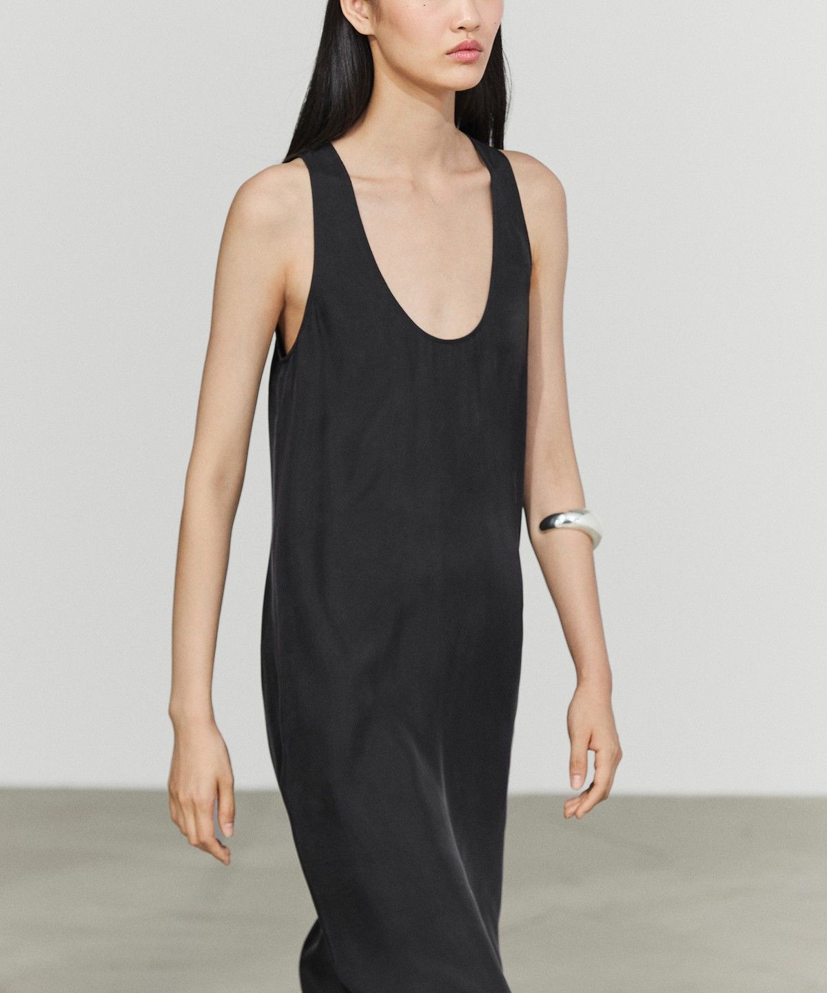 마시모두띠(MASSIMO DUTTI) 라운드 넥 플루이드 미디 원피스