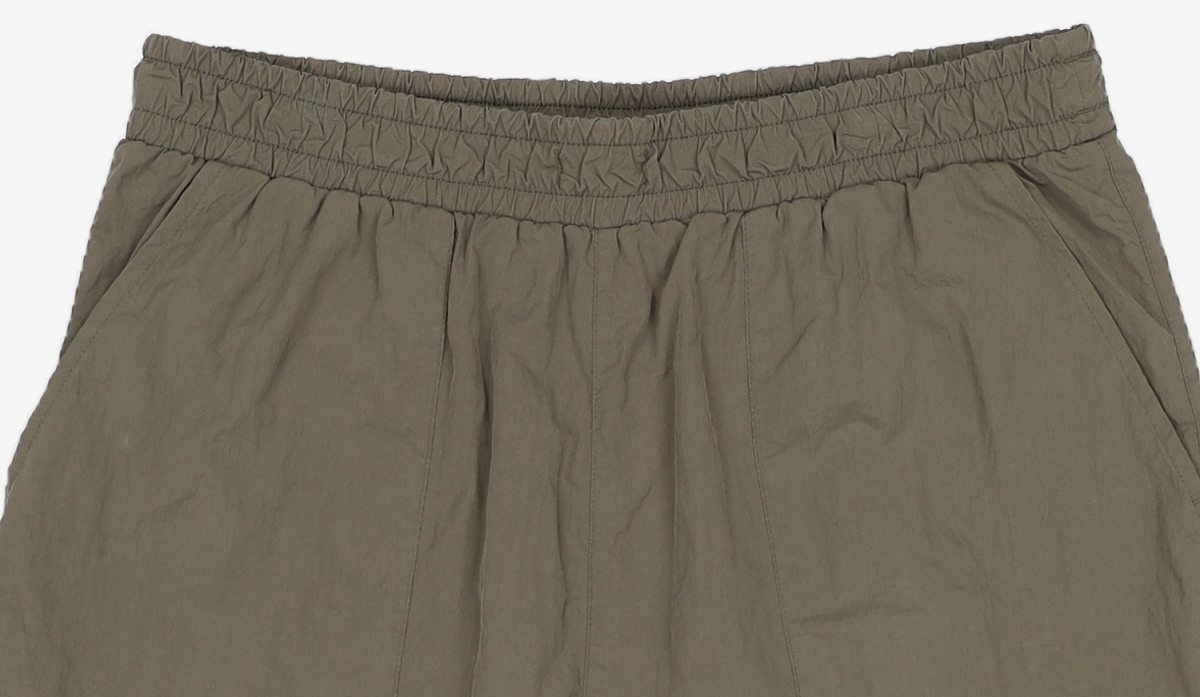 빈폴 스포츠(BEANPOLE SPORT) 카키 남성 베이직 밴딩 유틸리티 쇼트 팬츠 (BO9425S12H) 90