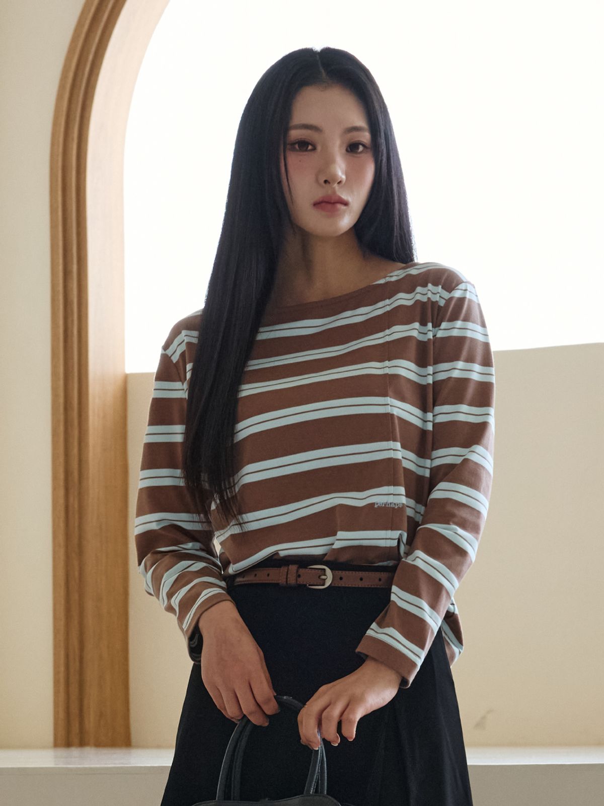 퍼햅스바이안나(PERHAPS BY ANNA) (3Color) 절개 보트넥 로고 자수 티셔츠