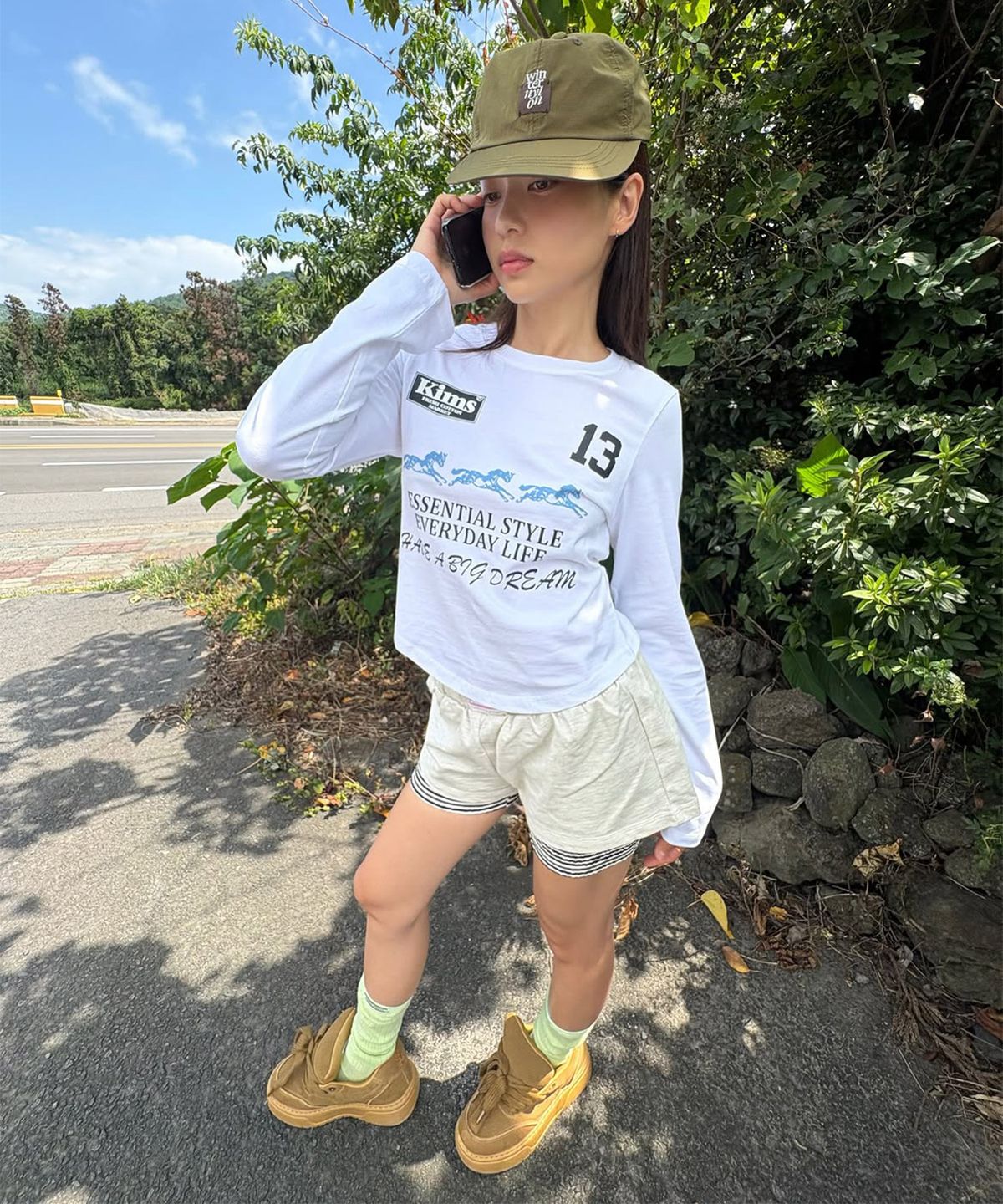 킴스 프레시 코튼 마켓(KIMS FRESH COTTON MARKET) (Unisex) Three Horse Logo LS Tee White