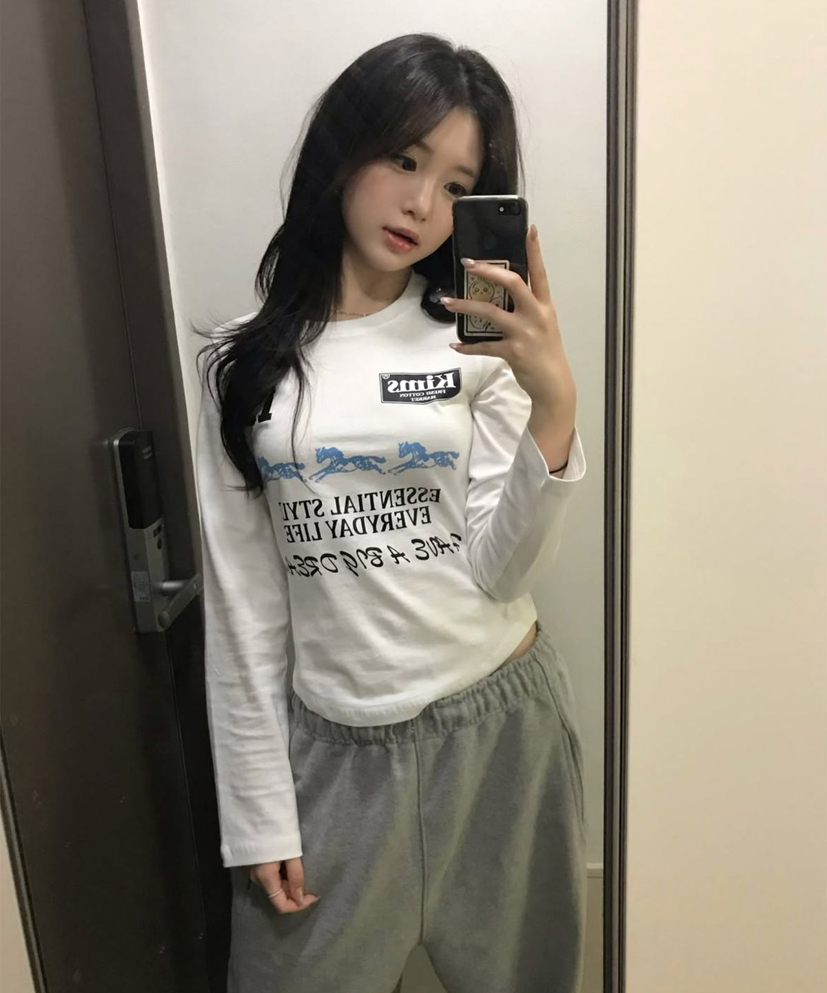 킴스 프레시 코튼 마켓(KIMS FRESH COTTON MARKET) (Unisex) Three Horse Logo LS Tee White