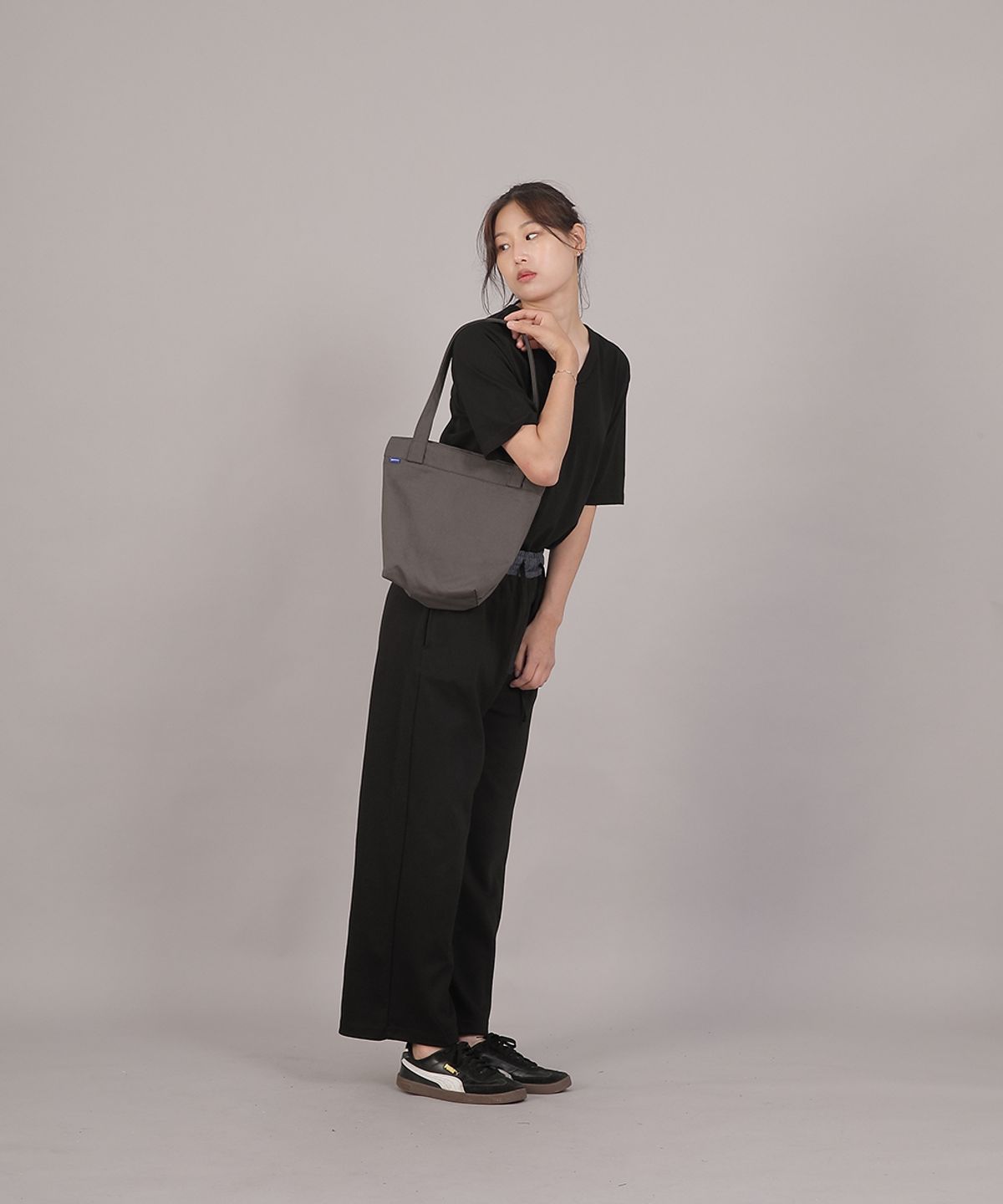 세인트크루(SAINTCREW) 포켓리스 트래페즈 에코백 EPL-166 다크그레이M