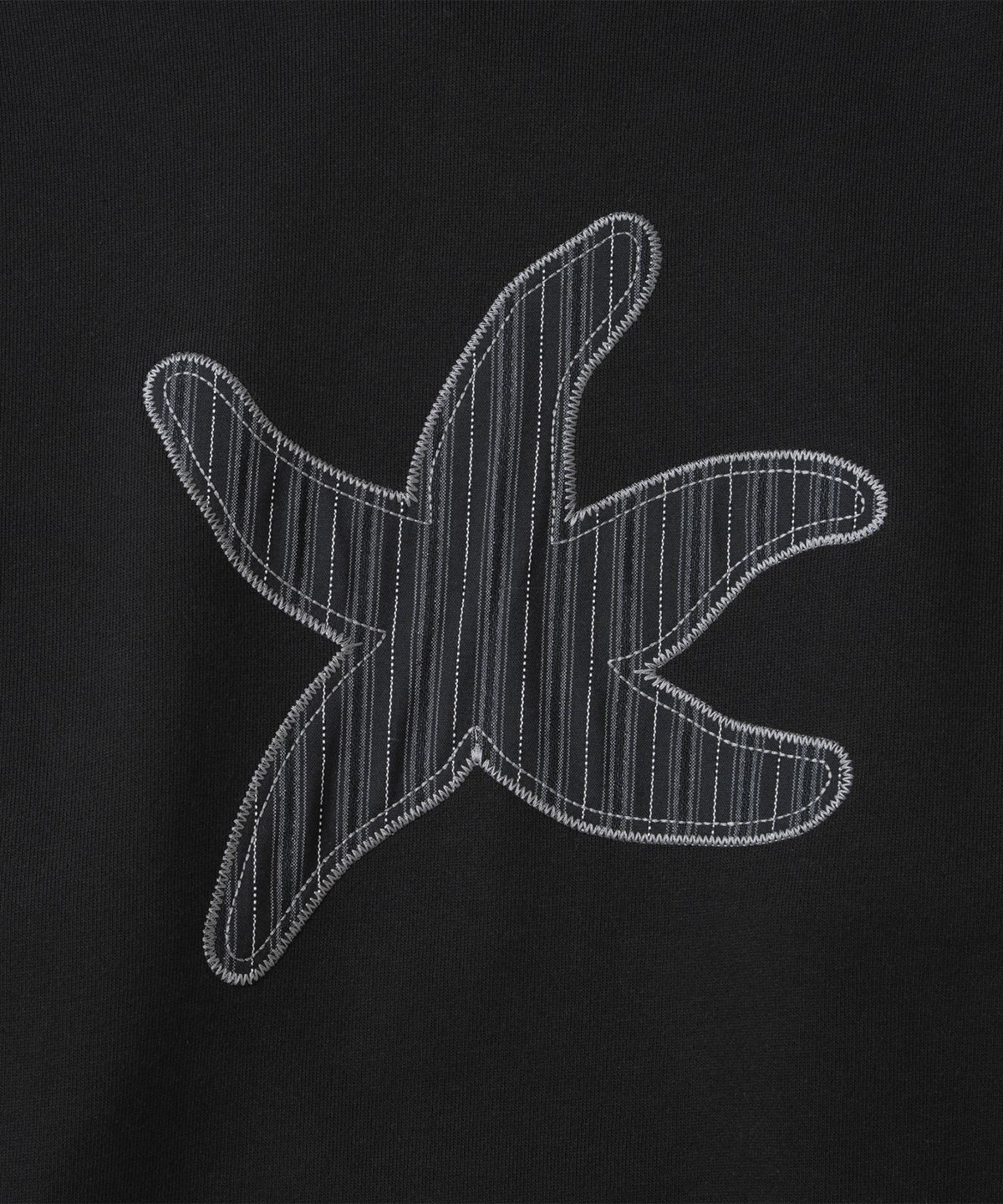 더콜디스트모먼트(THE COLDEST MOMENT) TCM stripe starfish logo hoodie (black)