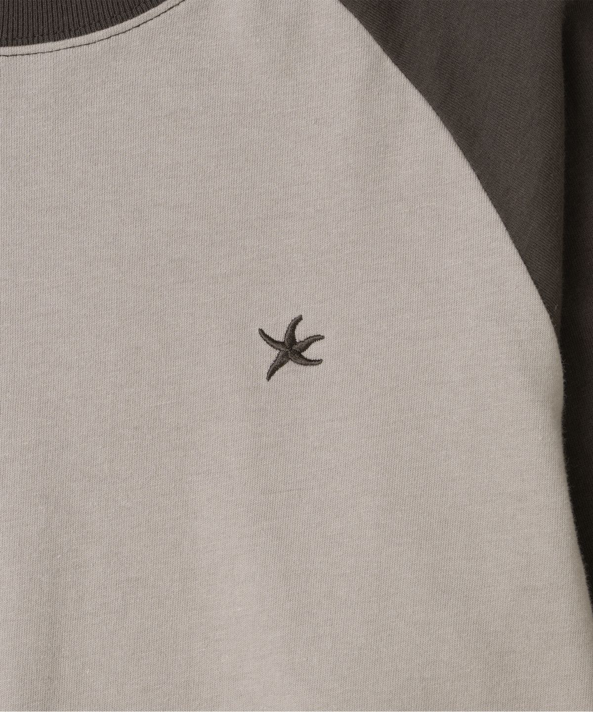 더콜디스트모먼트(THE COLDEST MOMENT) TCM mini logo raglan long sleeve (taupe/brown)