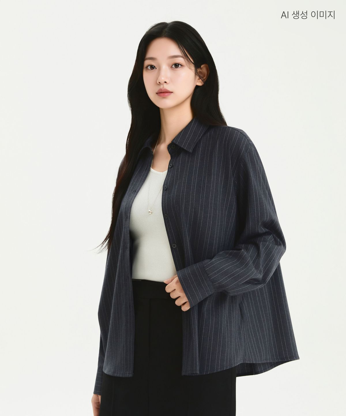 로엠(ROEM) 핀 스트라이프 세미 루즈핏 셔츠 RMYWG4TR11