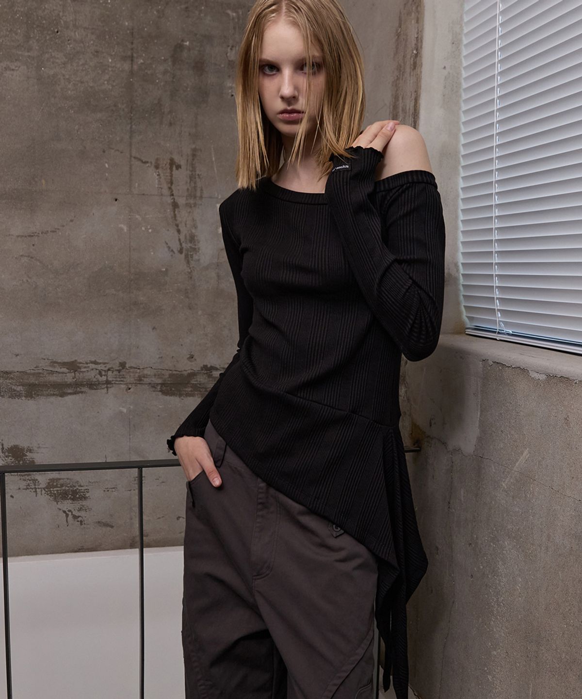 렌세(RENSE) One Shoulder Slit Tee Black