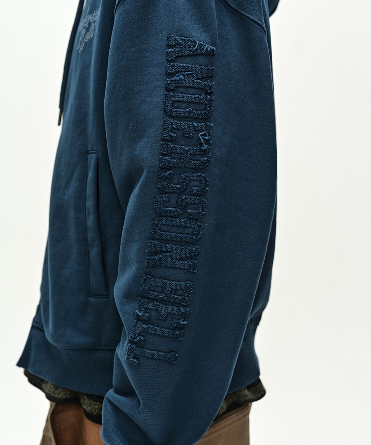 앤더슨벨(ADSB ANDERSSON BELL) (ESSENTIAL) UNISEX PATCHWORK LIQUID LOGO HOOD ZIP-UP (DEEP BLUE)
