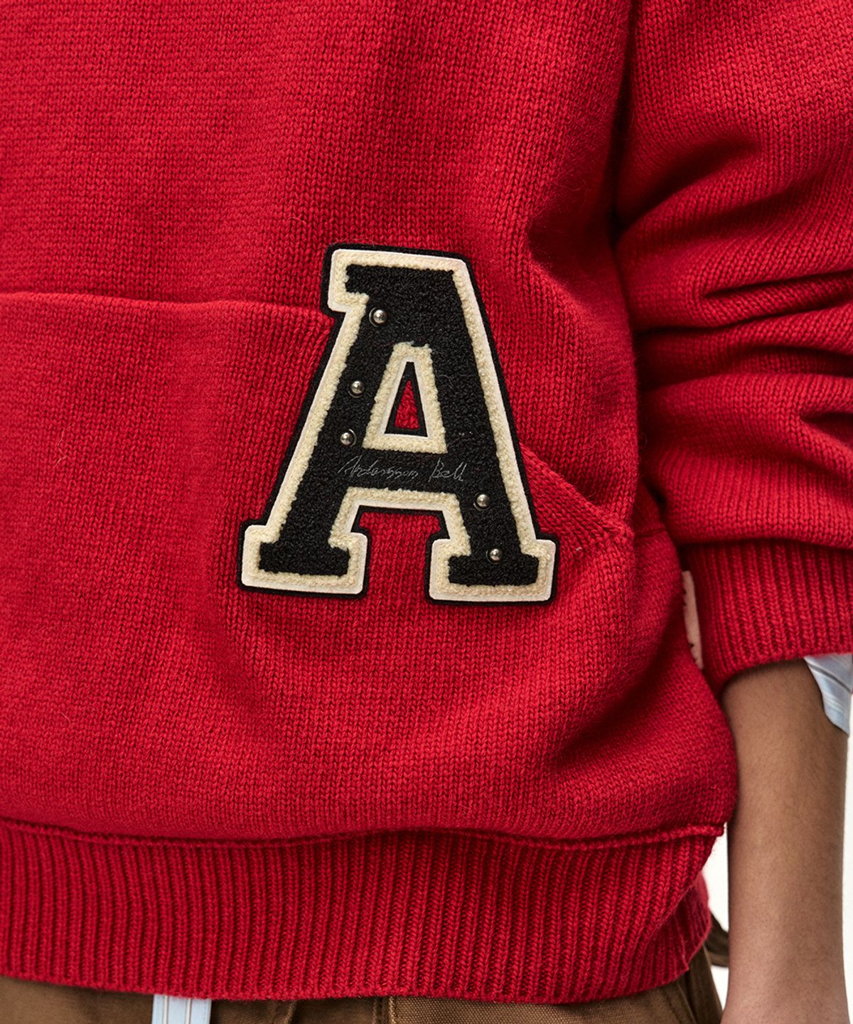 앤더슨벨(ADSB ANDERSSON BELL) (ESSENTIAL) UNISEX VARSITY PATCH HOODIE (RED)