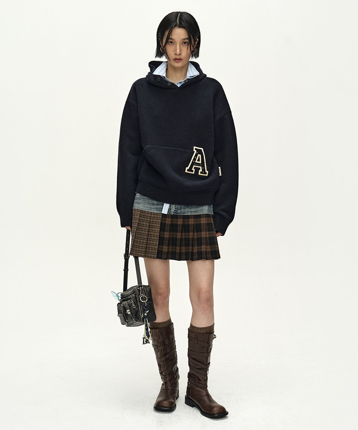 앤더슨벨(ADSB ANDERSSON BELL) (ESSENTIAL) UNISEX VARSITY PATCH HOODIE (DARK NAVY)
