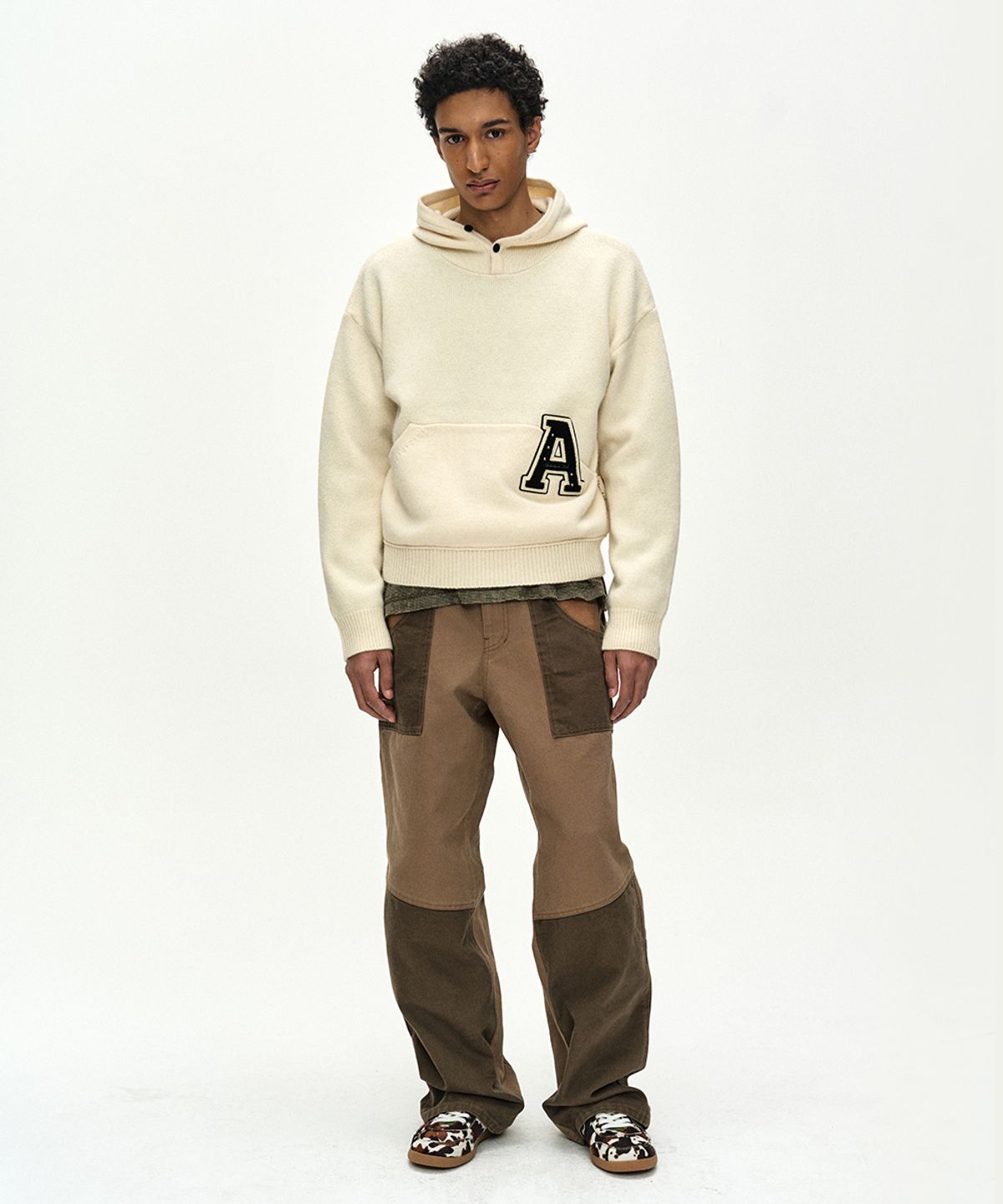 앤더슨벨(ADSB ANDERSSON BELL) (ESSENTIAL) UNISEX VARSITY PATCH HOODIE (CREAM)