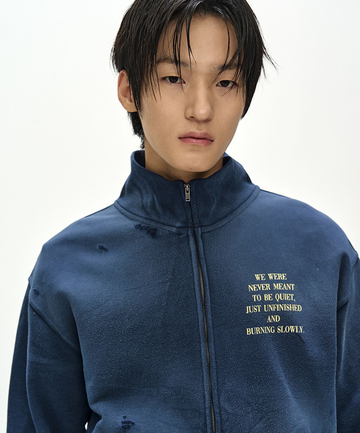 앤더슨벨(ADSB ANDERSSON BELL) FRAME 001 HIGH-NECK ZIP UP (NAVY)