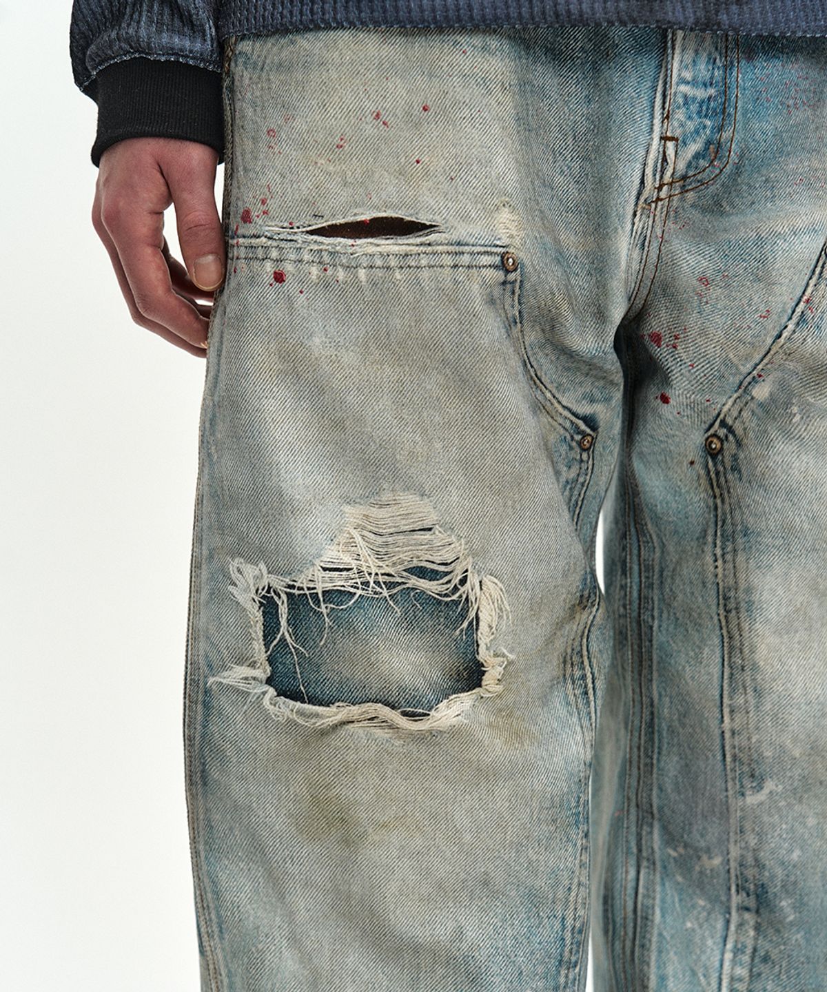 앤더슨벨(ADSB ANDERSSON BELL) DISTRESSED TROMPE-LOEIL CARPENTER JEANS (MID BLUE)