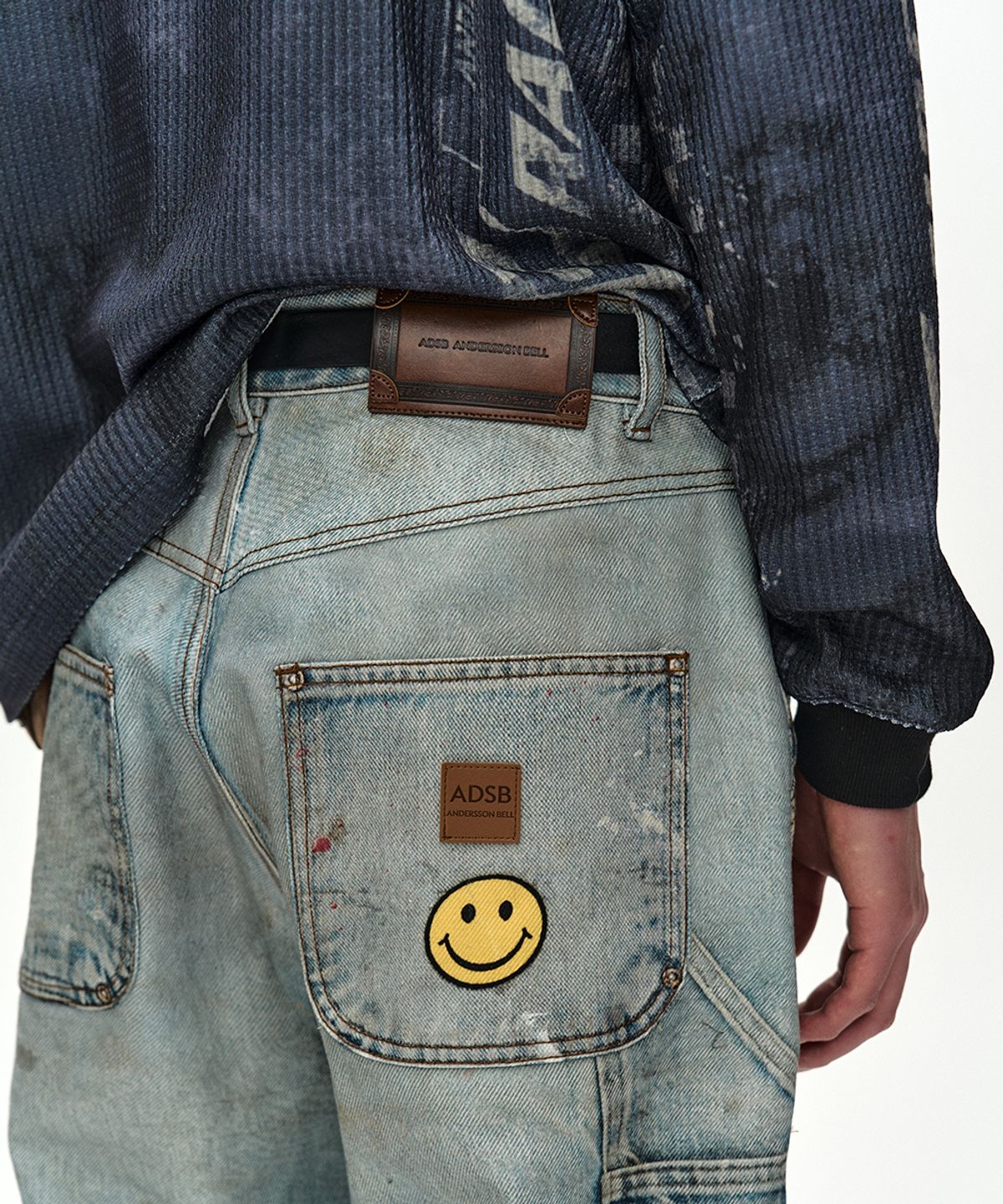앤더슨벨(ADSB ANDERSSON BELL) DISTRESSED TROMPE-LOEIL CARPENTER JEANS (MID BLUE)