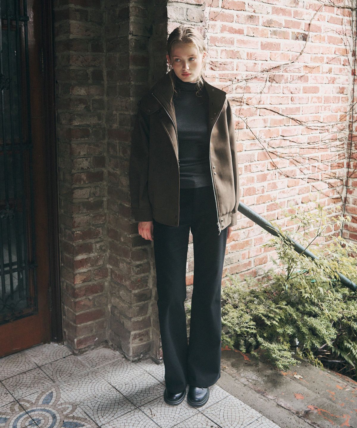 드로우핏 우먼(DRAWFIT WOMEN) 누벅 레더 하이넥 봄버 자켓 [BLACK]