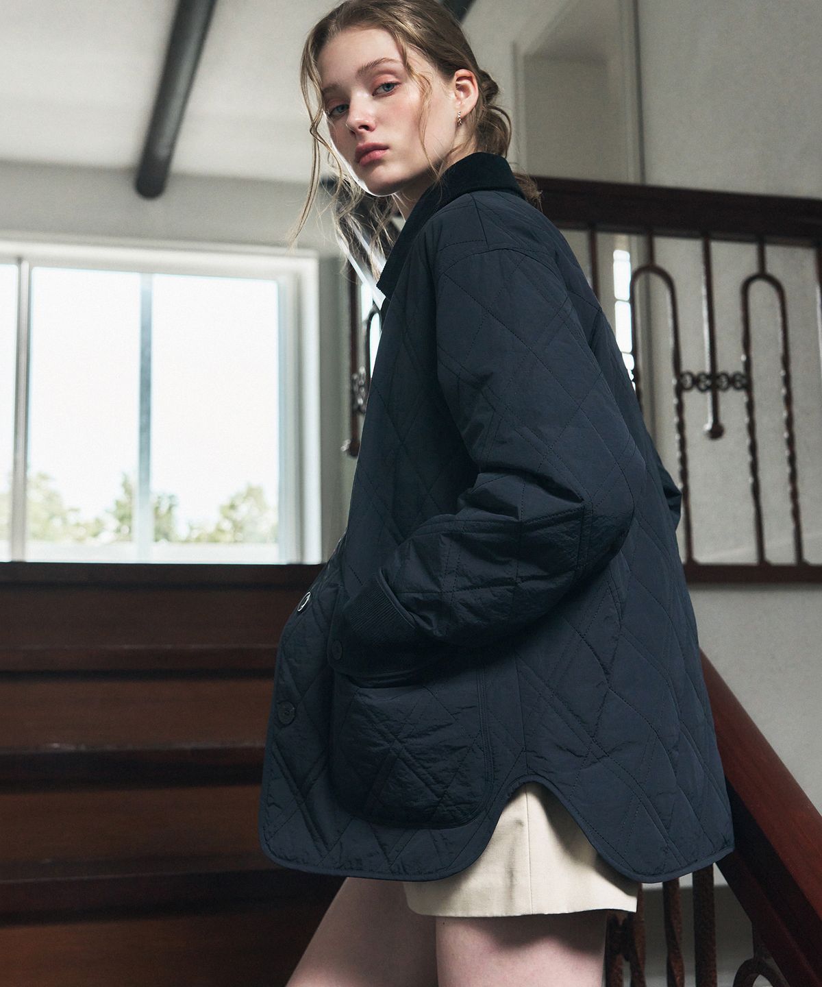 드로우핏 우먼(DRAWFIT WOMEN) 코듀로이 포인트 퀼팅 하프 자켓 [CREAM]