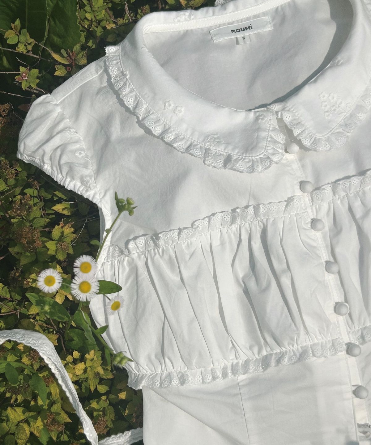 루미(ROUMI) Shannon Lace Blouse (White)