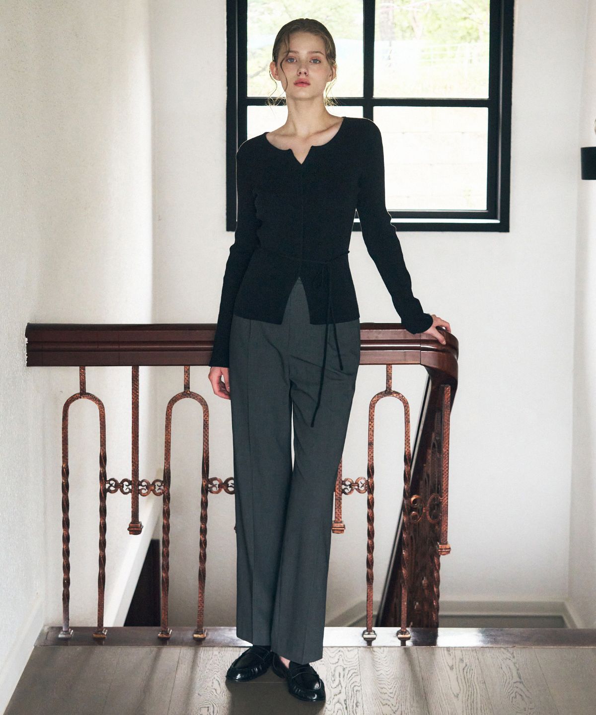 드로우핏 우먼(DRAWFIT WOMEN) 스플릿 넥 리브드 슬림 니트 탑 [BLACK]
