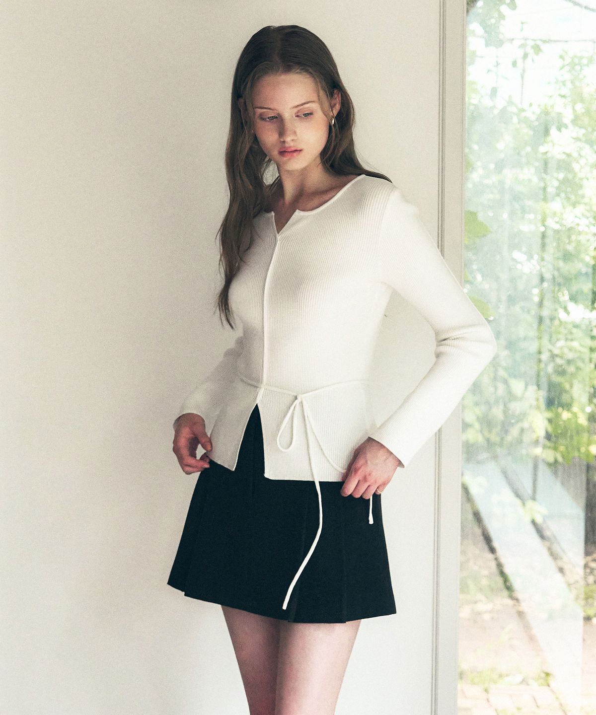 드로우핏 우먼(DRAWFIT WOMEN) 스플릿 넥 리브드 슬림 니트 탑 [BLACK]