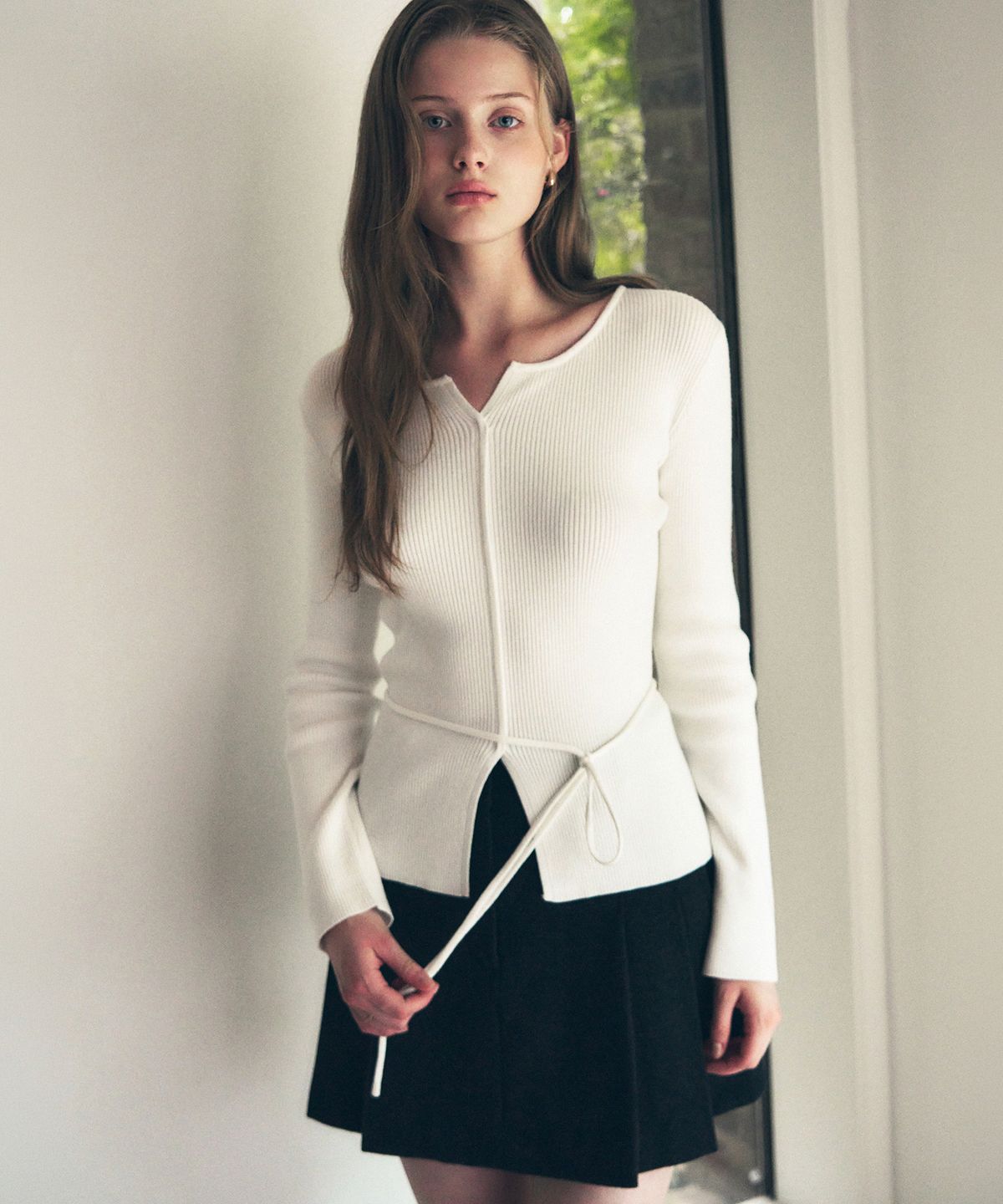 드로우핏 우먼(DRAWFIT WOMEN) 스플릿 넥 리브드 슬림 니트 탑 [IVORY]