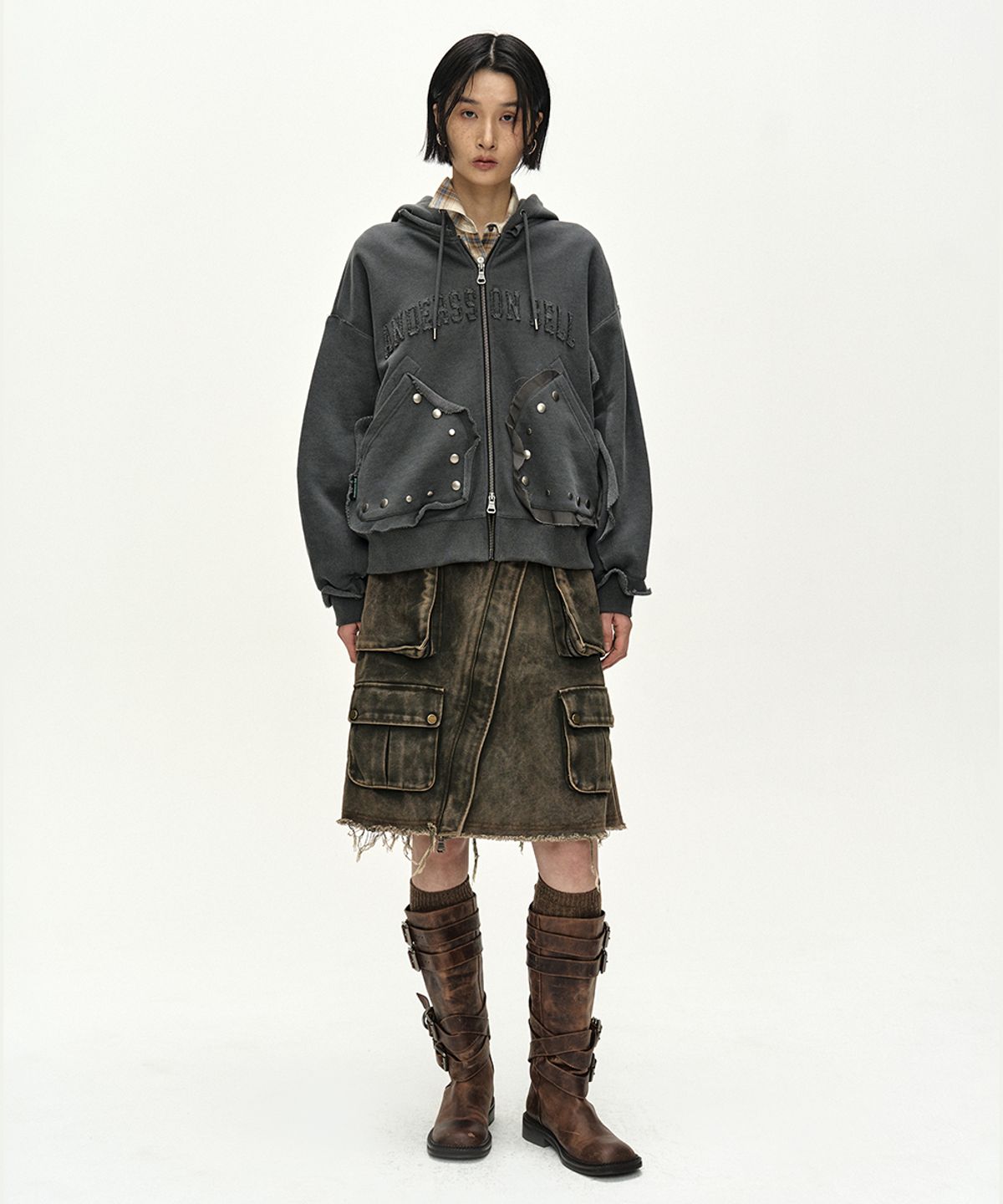 앤더슨벨(ADSB ANDERSSON BELL) RAW-CUT STUDDED ZIP-UP HOODIE (CHARCOAL)