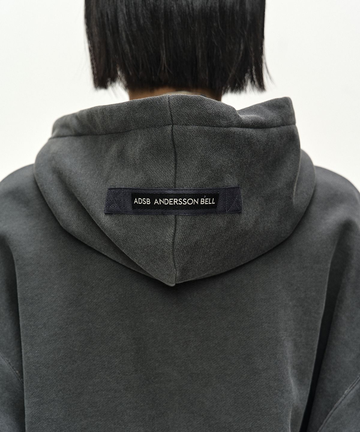 앤더슨벨(ADSB ANDERSSON BELL) RAW-CUT STUDDED ZIP-UP HOODIE (CHARCOAL)