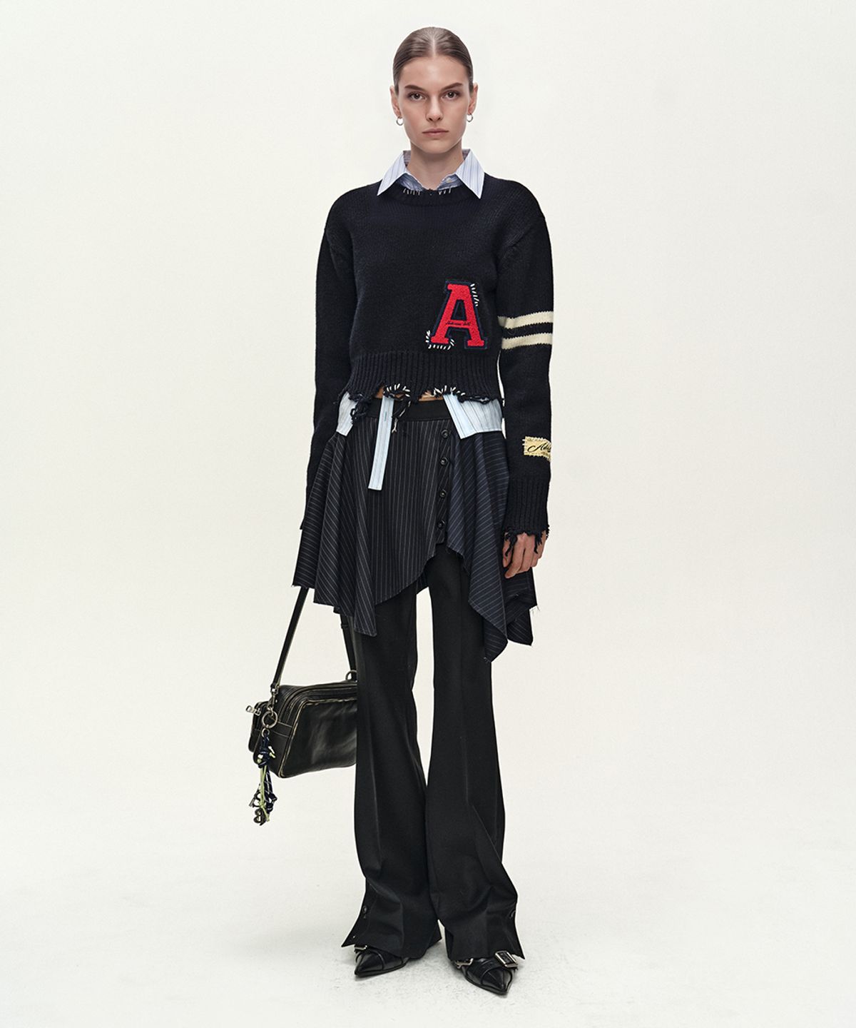 앤더슨벨(ADSB ANDERSSON BELL) (ESSENTIAL) DISTRESSED VARSITY PATCH SWEATER (DARK NAVY)