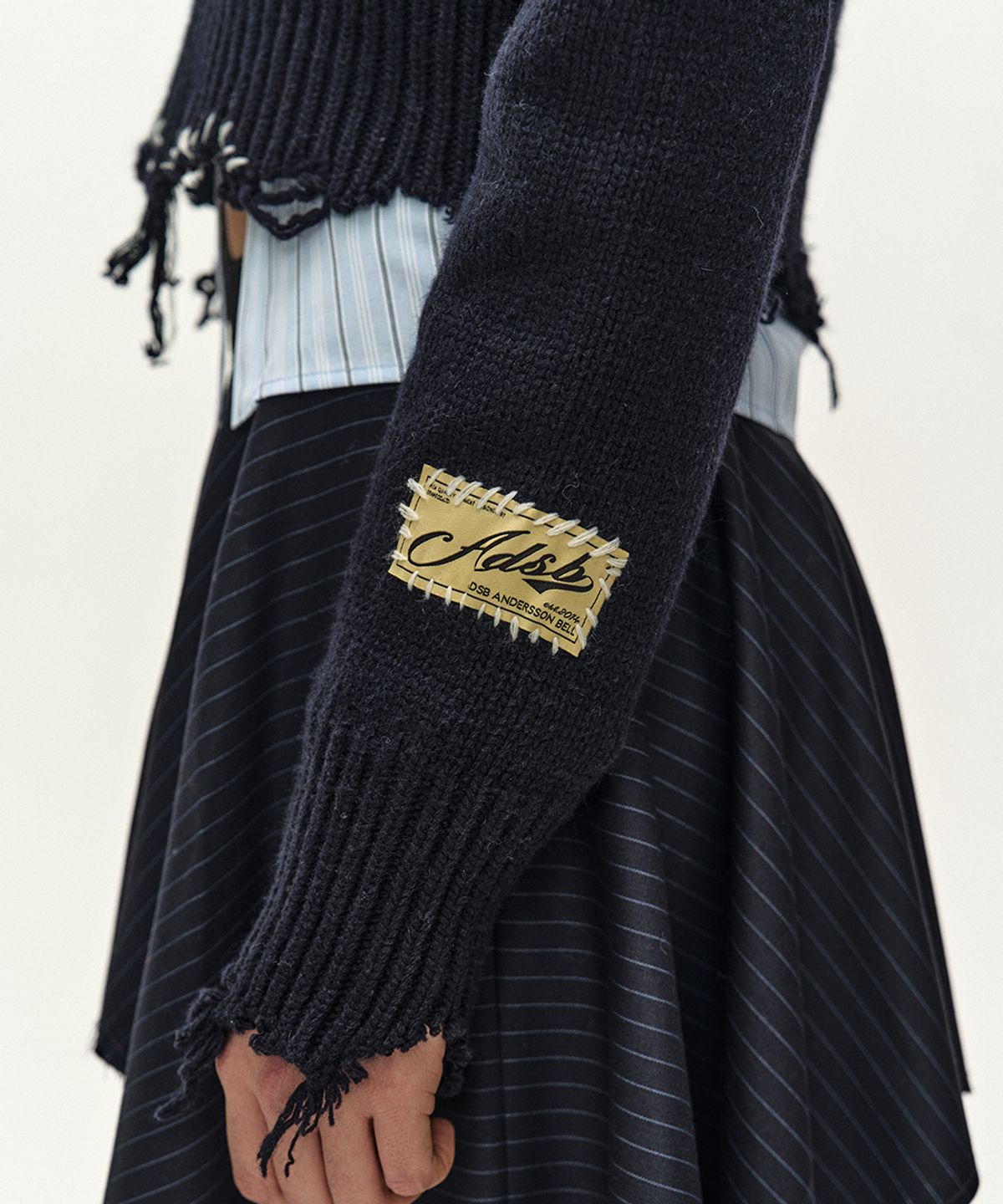 앤더슨벨(ADSB ANDERSSON BELL) (ESSENTIAL) DISTRESSED VARSITY PATCH SWEATER (DARK NAVY)