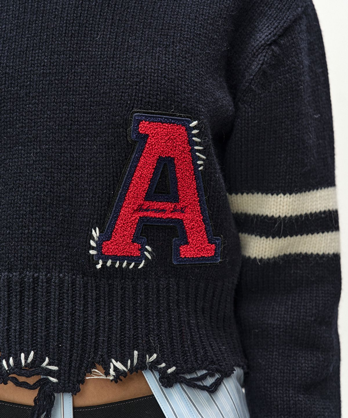 앤더슨벨(ADSB ANDERSSON BELL) (ESSENTIAL) DISTRESSED VARSITY PATCH SWEATER (DARK NAVY)