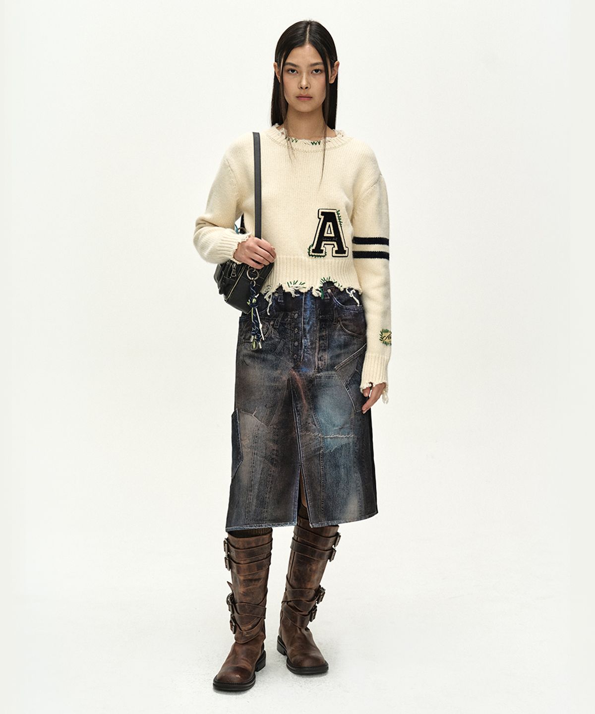 앤더슨벨(ADSB ANDERSSON BELL) (ESSENTIAL) DISTRESSED VARSITY PATCH SWEATER (CREAM)
