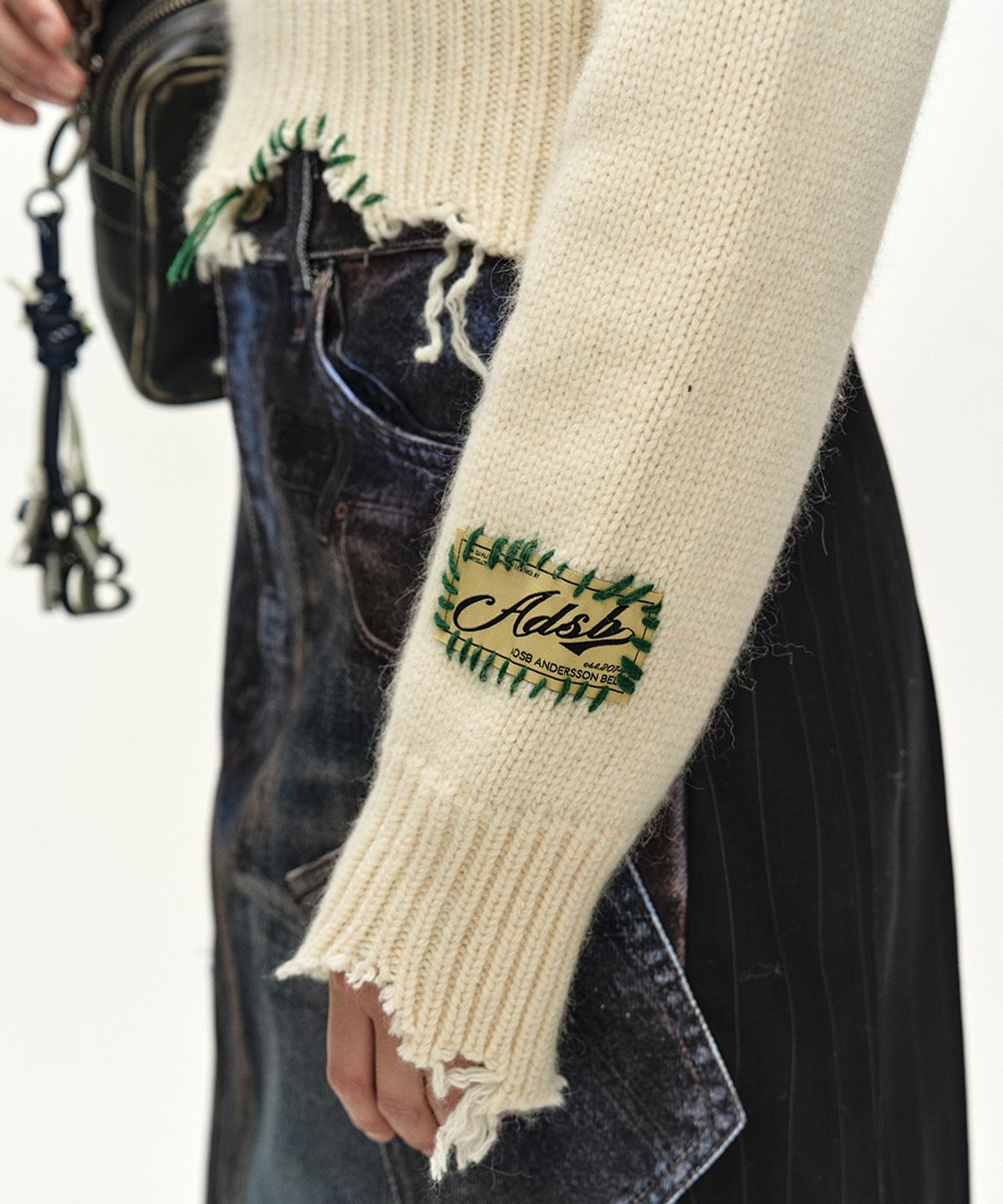 앤더슨벨(ADSB ANDERSSON BELL) (ESSENTIAL) DISTRESSED VARSITY PATCH SWEATER (CREAM)
