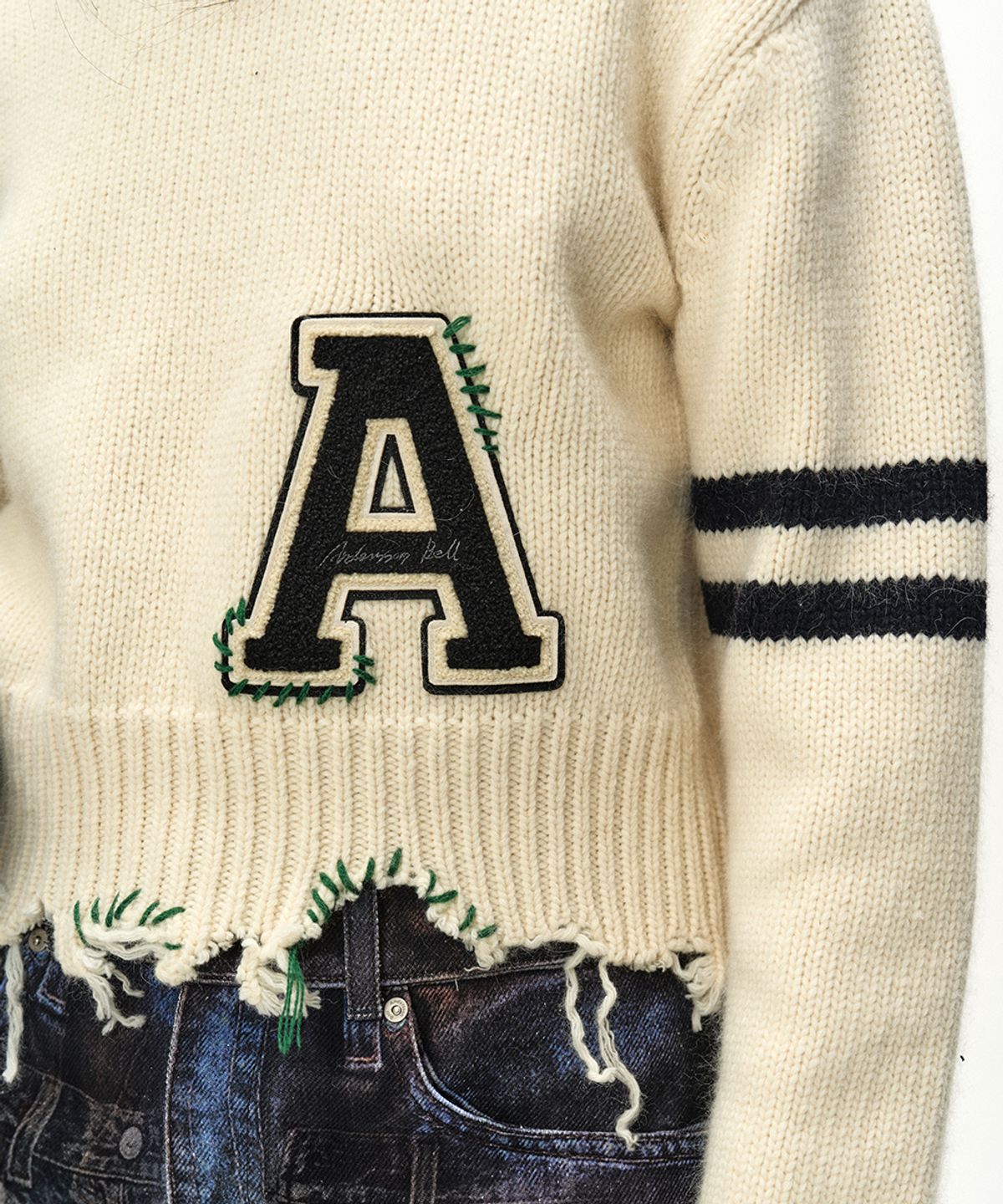 앤더슨벨(ADSB ANDERSSON BELL) (ESSENTIAL) DISTRESSED VARSITY PATCH SWEATER (CREAM)