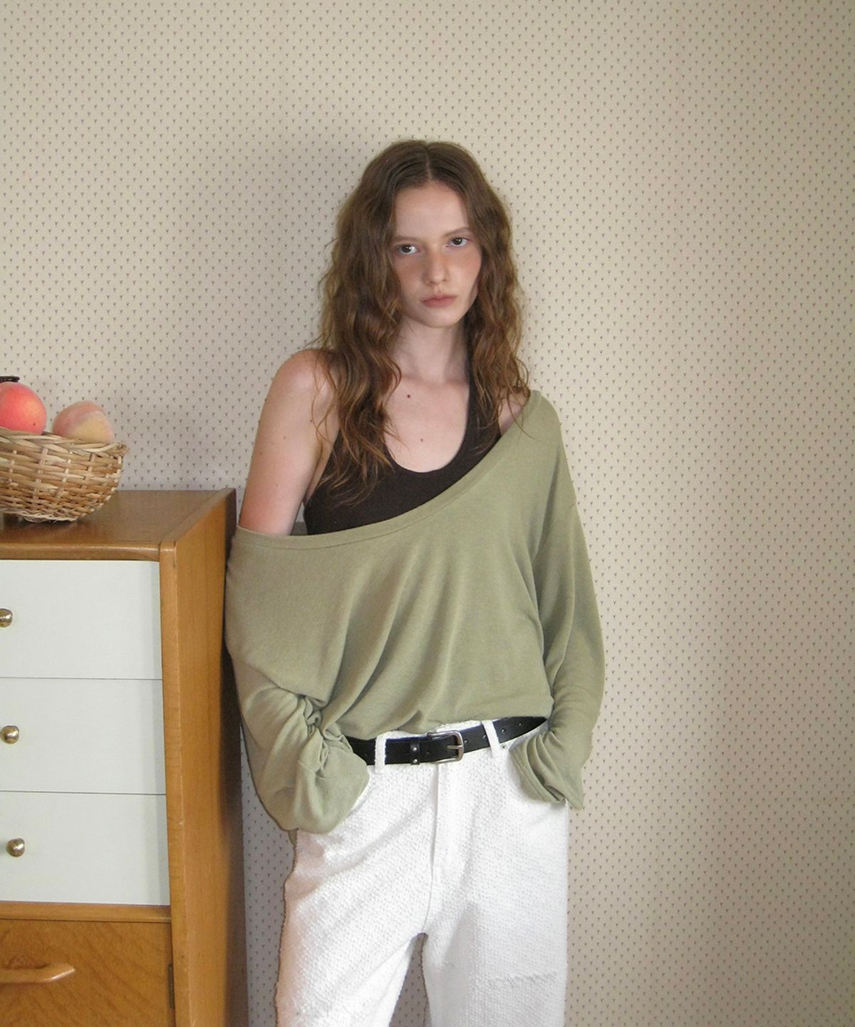어패럴아카이브(APPAREL ARCHIVE) Bizz deep u-neck layered tee - Olive